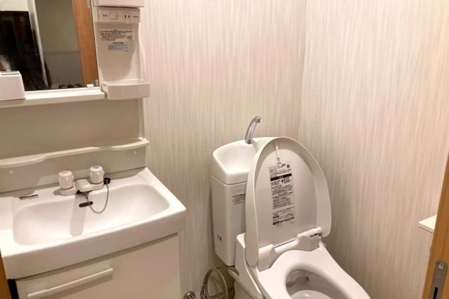 リゾートバイトの完全個室寮の部屋にある洗面台・トイレの画像。