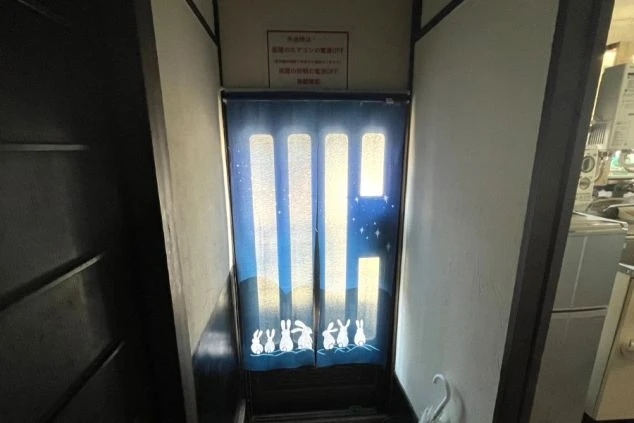 リゾートバイトの社員寮の部屋を表現するイメージ画像。ウサギのイラストが描かれた暖簾がかかっている。