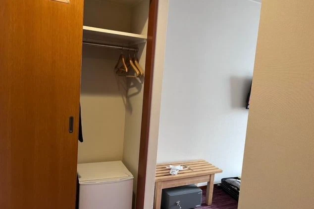 リゾートバイトの社員寮の部屋を表現するイメージ画像。白い花が描かれた額縁が壁にかかっている。