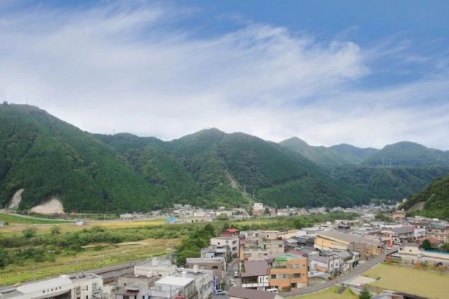 リゾートバイトの勤務先のイメージ画像。緑豊かな山々に囲まれた温泉街。