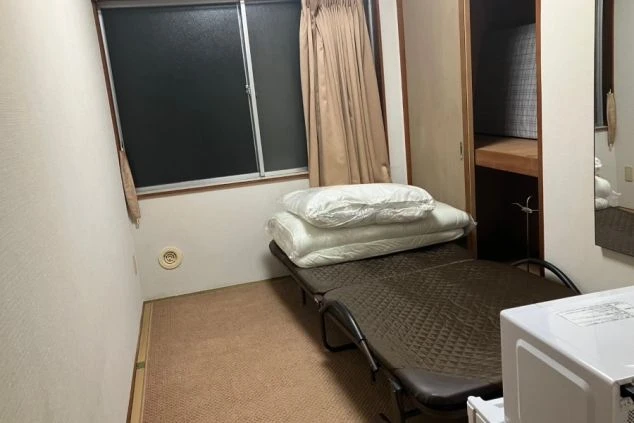 箱根のリゾートバイトの寮の個室内の画像。ベッド、テレビ、レンジ、冷蔵庫を完備。