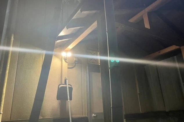 箱根のリゾートバイトの寮の入り口の画像。夜間も明るい照明を設置。