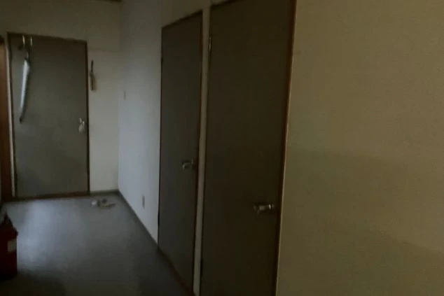 箱根のリゾートバイトの寮の共用廊下の画像。各部屋への扉が並ぶ。