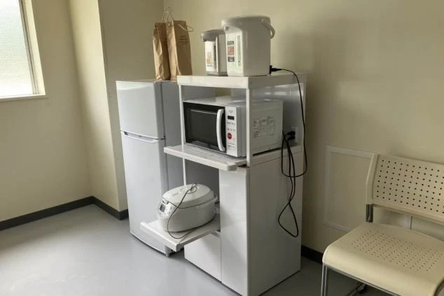 リゾートバイトの社員寮にある共用キッチンのイメージ画像。複数のシンクとコンロが設置されている。