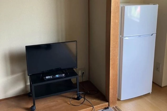 リゾートバイトの社員寮の部屋に備え付けられている家電のイメージ画像。テレビと冷蔵庫が写っている。