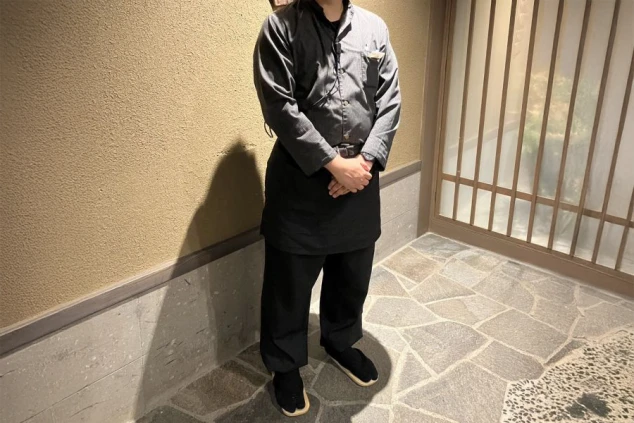 和風の制服を着用したフロントスタッフ。おもてなしの心で迎える姿勢が映る職場のイメージ画像。リゾートバイトの接客業務。