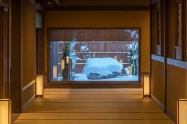 リゾートバイトの仕事先のイメージ画像。雪景色が見える廊下。冬の非日常的な体験を想像させる一枚。