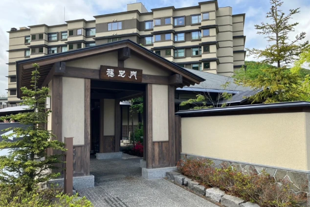 リゾートバイトの勤務先のイメージ画像。山間に建つホテルや旅館の、紅葉に彩られた秋の風景。