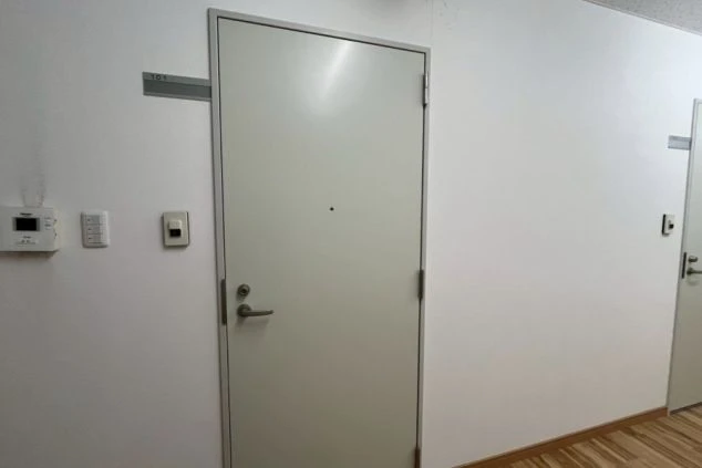 リゾートバイトの個室寮の扉。各部屋に鍵付きのドアがあり、プライバシーが確保された寮の入り口の画像。