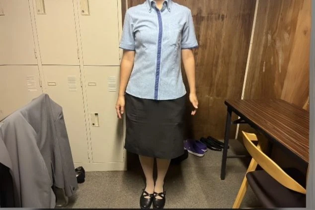 リゾートバイトの制服。水色のシャツと黒いスカートを着用した人物。ホテルや旅館でのフロント、事務、レストラン業務など、全般業務で着用する制服のイメージが伝わる画像。