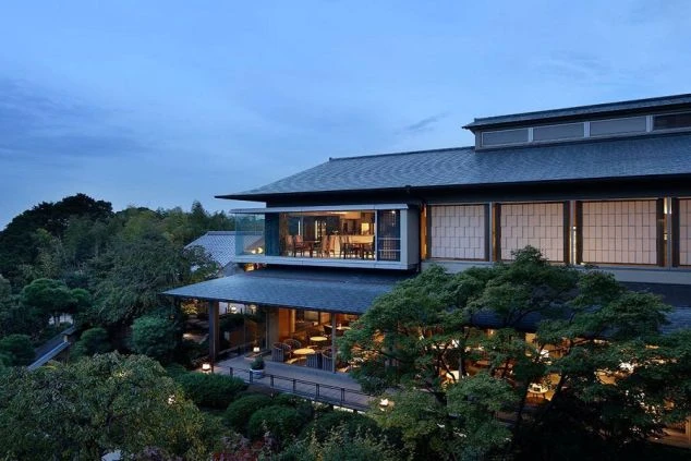 和風の建物全体を上空から捉えた画像。旅館の客室やテラスが外から見え、たくさんの木々に囲まれている。リゾートバイトのホテルや旅館の外観を表す、風景の画像。