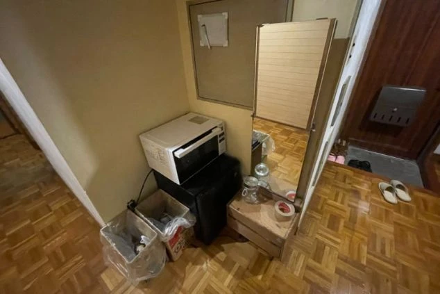 ワクトリでリゾートバイトをするスタッフが撮影した、静岡県下田でのリゾートバイトの寮の画像。姿鏡や電子レンジがある。