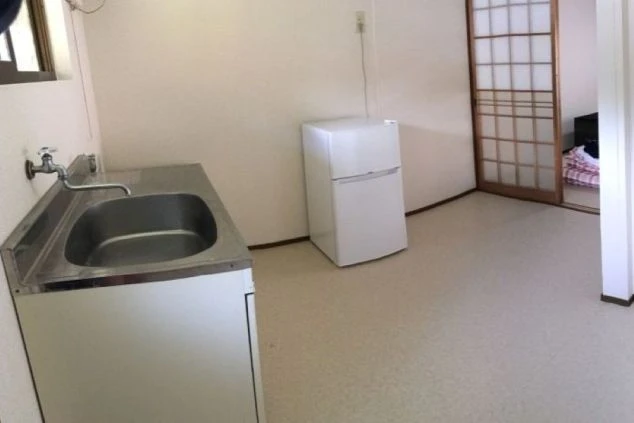 リゾートバイトの個室寮に備え付けられたミニキッチンと冷蔵庫。自炊も可能で、食費を抑えたい方におすすめです。