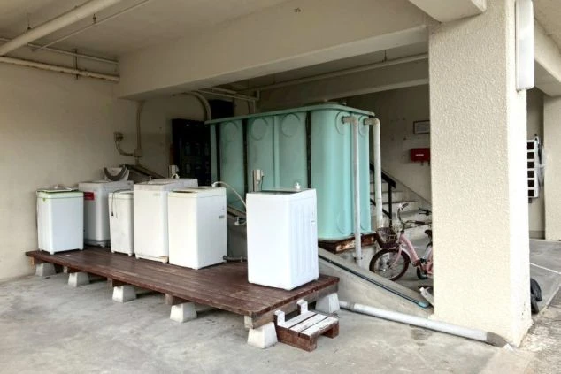 リゾートバイト寮の共用ランドリー。洗濯機が複数台設置されており、毎日の洗濯もストレスなく行える住み込み設備。