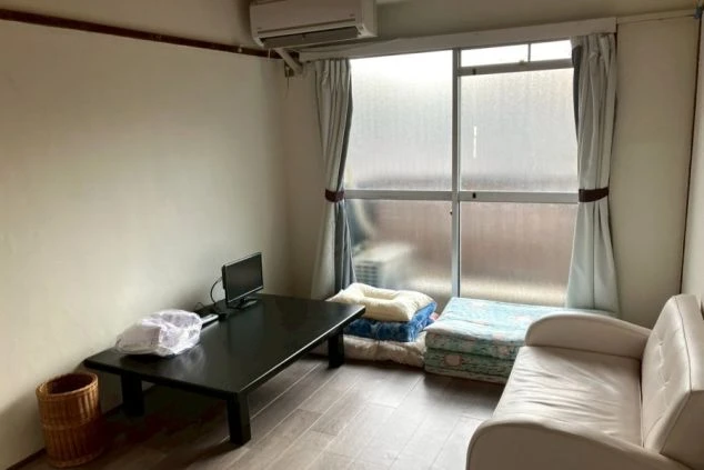 ワクトリでリゾートバイトをするスタッフが撮影した、静岡県下田でのリゾートバイトの寮の画像。寝具が用意されている。