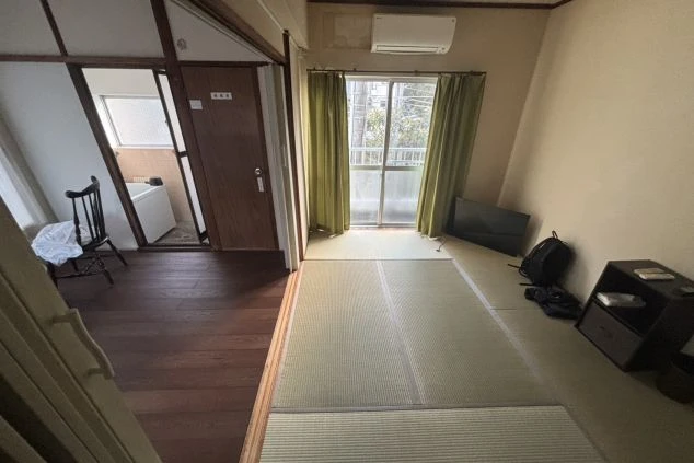 和室タイプの完全個室寮の画像。テレビやエアコンも完備された居住空間。