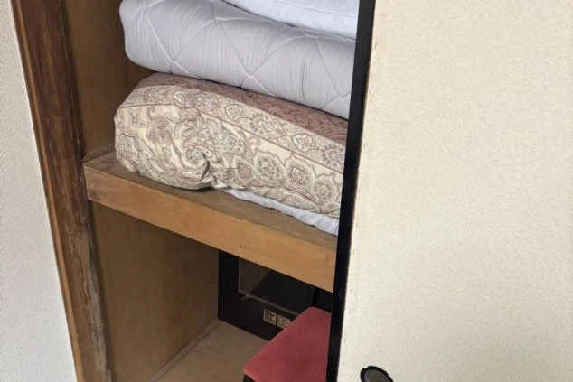 リゾートバイトの寮内にある大容量の収納スペースの画像。