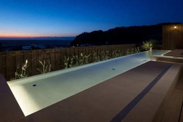 ライトアップされた屋外の足湯テラスの画像。リゾートバイトで働ける施設の雰囲気を伝える、夜景の写真。