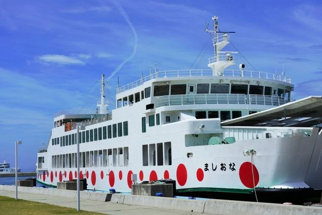 「なおしま」と書かれた船の画像