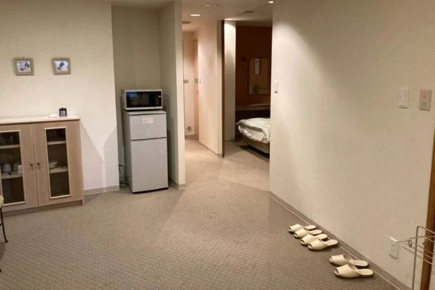 個室内に電子レンジや冷蔵庫があり、快適な一人暮らしが可能。