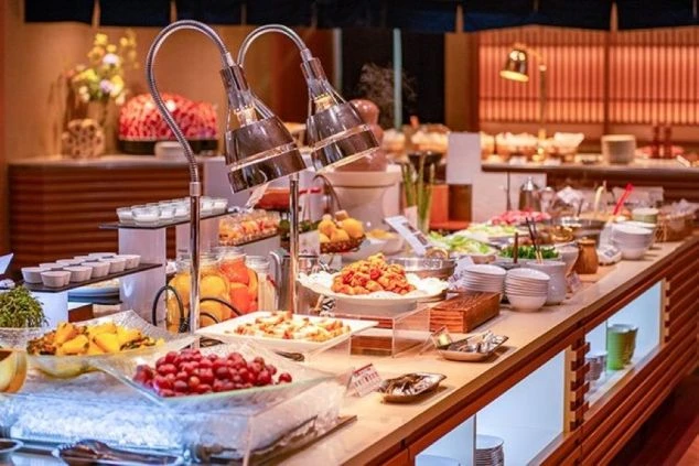 リゾートバイトの仕事風景を表現するイメージ画像。ホテルや旅館のレストランで、複数の料理が並んだビュッフェ。