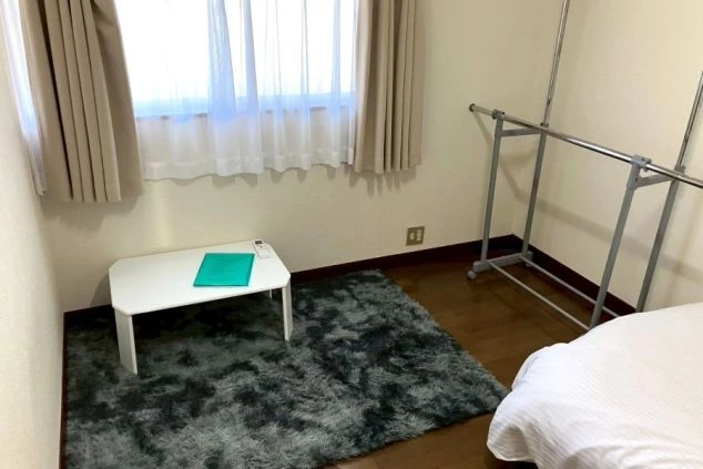 カーペットや寝具など家具の揃った、リゾートバイトの個室寮