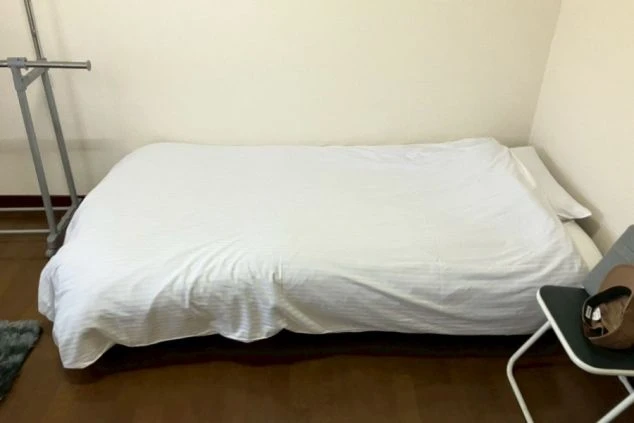 リゾートバイトの個室寮内の、清潔感のある寝具