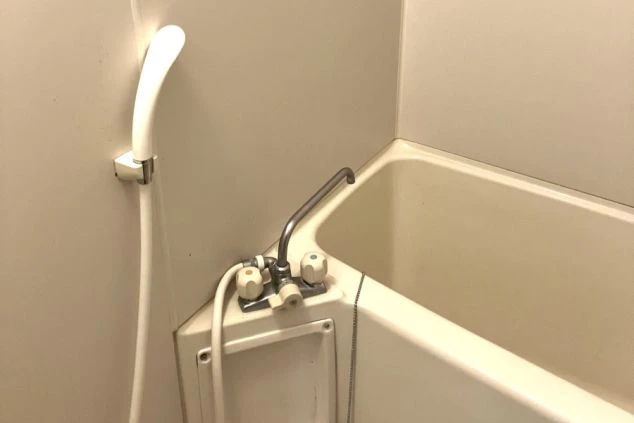 リゾートバイトの寮内のお風呂。レバー式ではなくツーハンドル混合栓のシャワー。