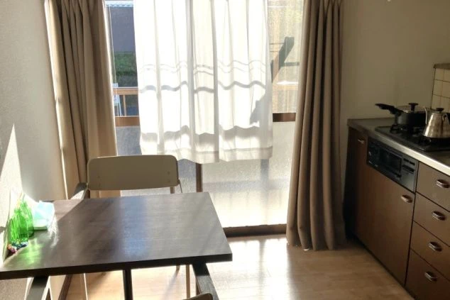 リゾートバイト住み込み個室寮のダイニング。日当たりが良く、自炊した食事を楽しめる清潔な空間。