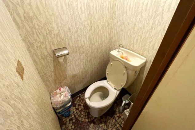 ワクトリでリゾートバイトをするスタッフが撮影した、静岡県下田でのリゾートバイトの寮のトイレの画像。