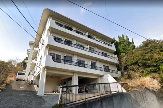 ワクトリでリゾートバイトをするスタッフが撮影した、静岡県下田でのリゾートバイトの寮の画像。姿鏡や電子レンジがある。