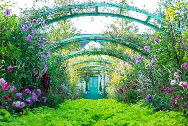 リゾートバイトの求人をPRするワクトリオリジナル画像。青空と浜名湖の風景に、浜名湖の文字と「短期大歓迎！」「スタッフ大量募集！」「高時給1500円！」の文字。