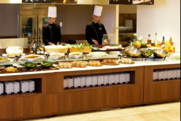 ホテルのビュッフェダイニングの画像。シェフが目の前で料理を調理するライブキッチンがあり、たくさんの種類の料理が並んでいる。リゾートバイトの仕事内容を表す、ホテルのダイニングの画像。