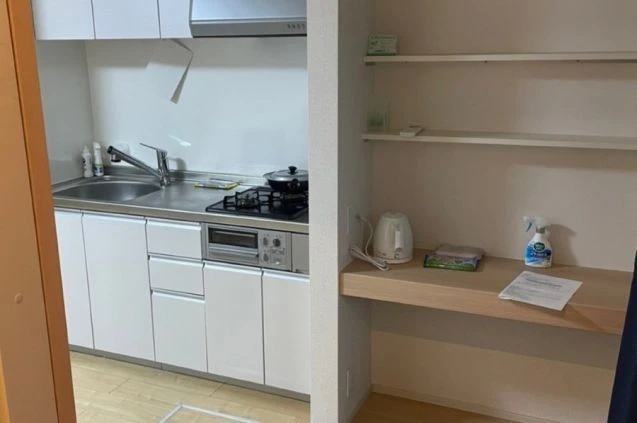箱根でリゾートバイトするスタッフが住む寮のキッチンの画像。