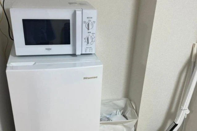 箱根でリゾートバイトするスタッフが住む寮の電子レンジと冷蔵庫の画像。