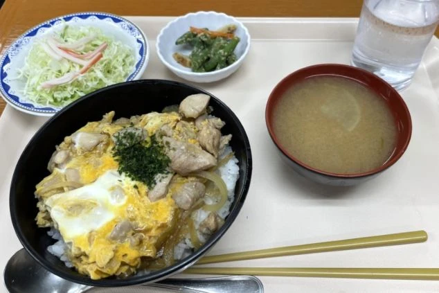山梨県のホテルで提供されるまかない。丼もの、味噌汁、サラダの定食タイプ。