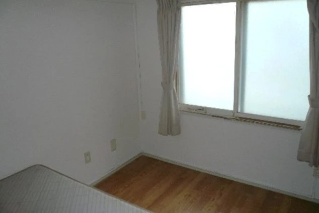 リゾートバイトの個室寮の部屋の画像。ベッドが見える。