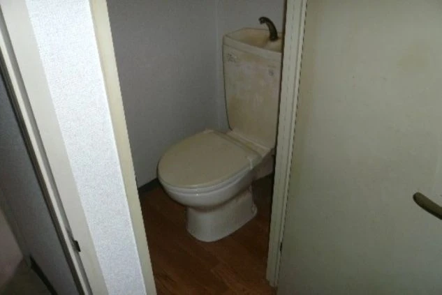 リゾートバイトの個室寮のトイレの画像。