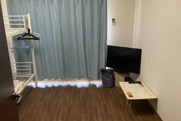 広々としたリゾートバイトの寮の個室の画像。二段ベッドのほかにテレビも完備されており、仕事終わりや休日にくつろげるプライベート空間があることを示している。