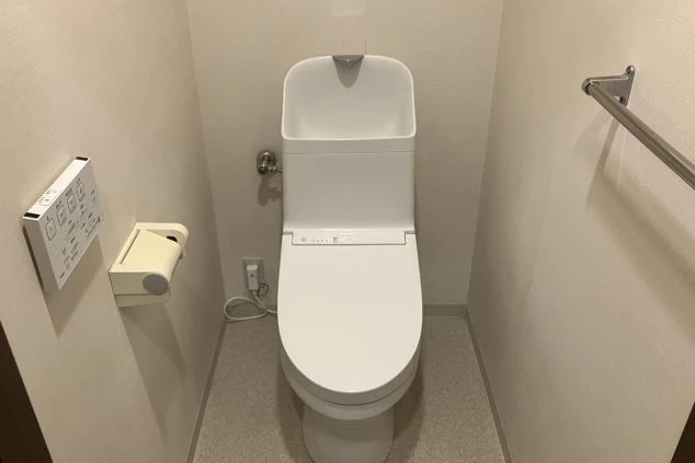 寮の部屋にある清潔なウォシュレット付きトイレ。生活に必要な設備が整っていることを伝え、快適な寮生活をアピールする画像。