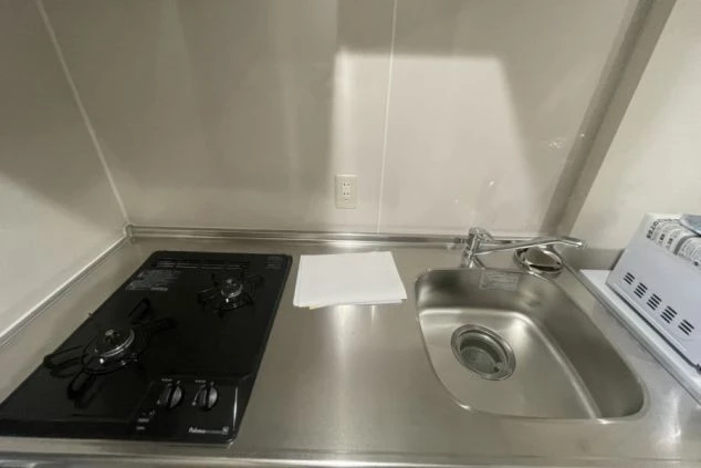 沖縄でリゾートバイトするスタッフが住む寮のキッチンの画像。二口コンロ。