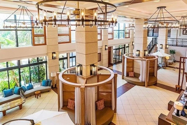 豪華なシャンデリアとリゾート感あふれる内装が特徴のホテルロビー。