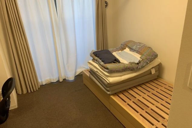 神奈川県・箱根のリゾートバイトの寮の寝室の画像。清潔感のある寝具が用意されている。