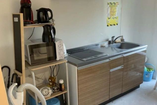 神奈川県・箱根のリゾートバイトの寮のキッチンの画像。電子レンジや電気ケトル、IHコンロなど設備充実。