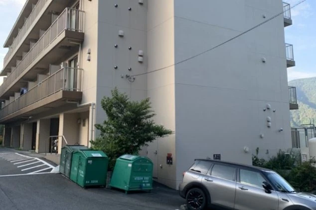 神奈川県・箱根のリゾートバイトの寮の外観の画像。ゴミ捨て場もあり、安心感のある外観。