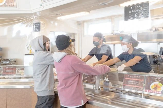 スキー場のゲレンデレストランで働くスタッフとお客様。冬のリゾートバイトは、ウィンタースポーツ好きにおすすめです。