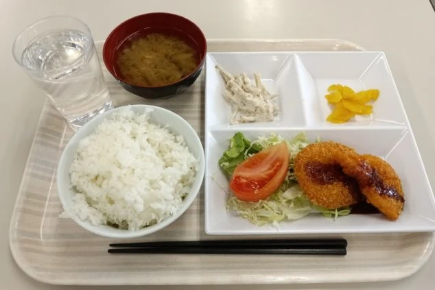 リゾートバイトで提供されるまかない定食の画像。