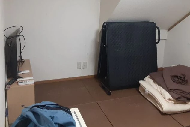 リゾートバイトの個室寮の室内。畳敷きで、布団を敷いてゆっくり休むことができます。シンプルながらも落ち着いた雰囲気で、くつろぎの空間です。