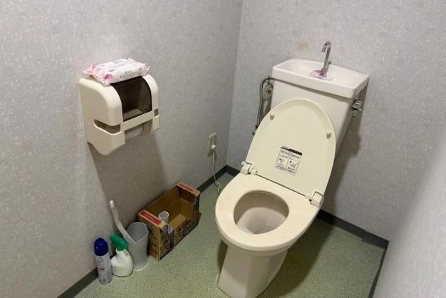 リゾートバイトの寮のトイレ設備の画像。洗浄機能付き(ウォシュレット)で快適な寮生活。