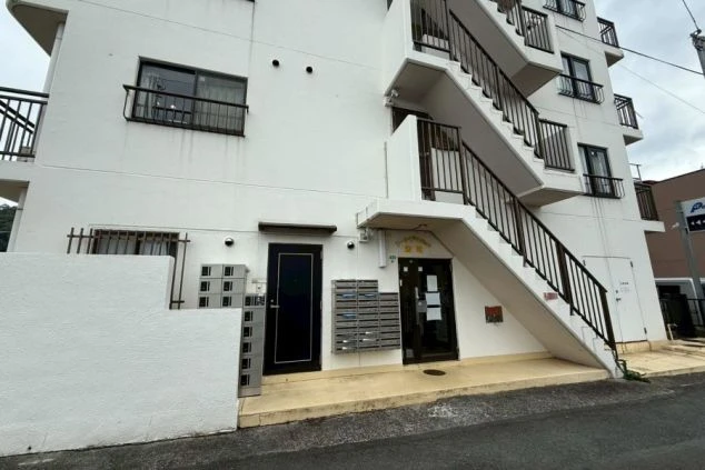 リゾートバイトのアパート寮の外観。白を基調としたモダンな集合住宅で、個室で生活できる築浅の寮。